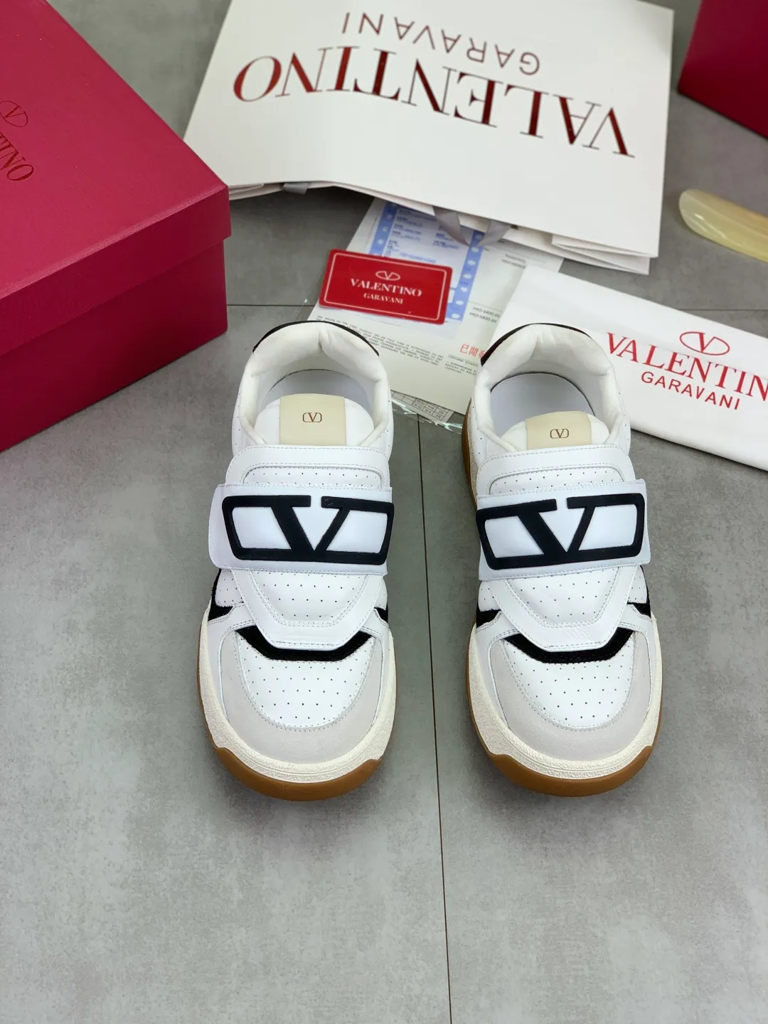 Men's men's shoes 💰P680 New Valentino 𝑶𝒏𝒆𝑺𝒕𝒖𝒅 Couple's sports shoes series Valentino 2025 new couple's sports shoes are on sale. The original ZP purchase and dismantling. Repeated pattern making and modification. 1:1 restoration! Top luxury masterpiece Velcro design Soft and comfortable imported calfskin brings excellent elegant texture and excellent on-foot comfort Top purchasing version upper: imported calfskin surface/original oil edge craftsmanship Lining: water-dyed sheepskin lining Outsole: original development 𝐓𝐏𝐔 two-color combination outsole Packaging: original configuration complete package Code number: 35-46